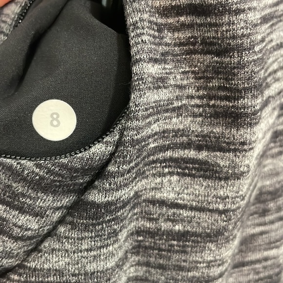 Size 8 lululemon top - Picture 4 of 5